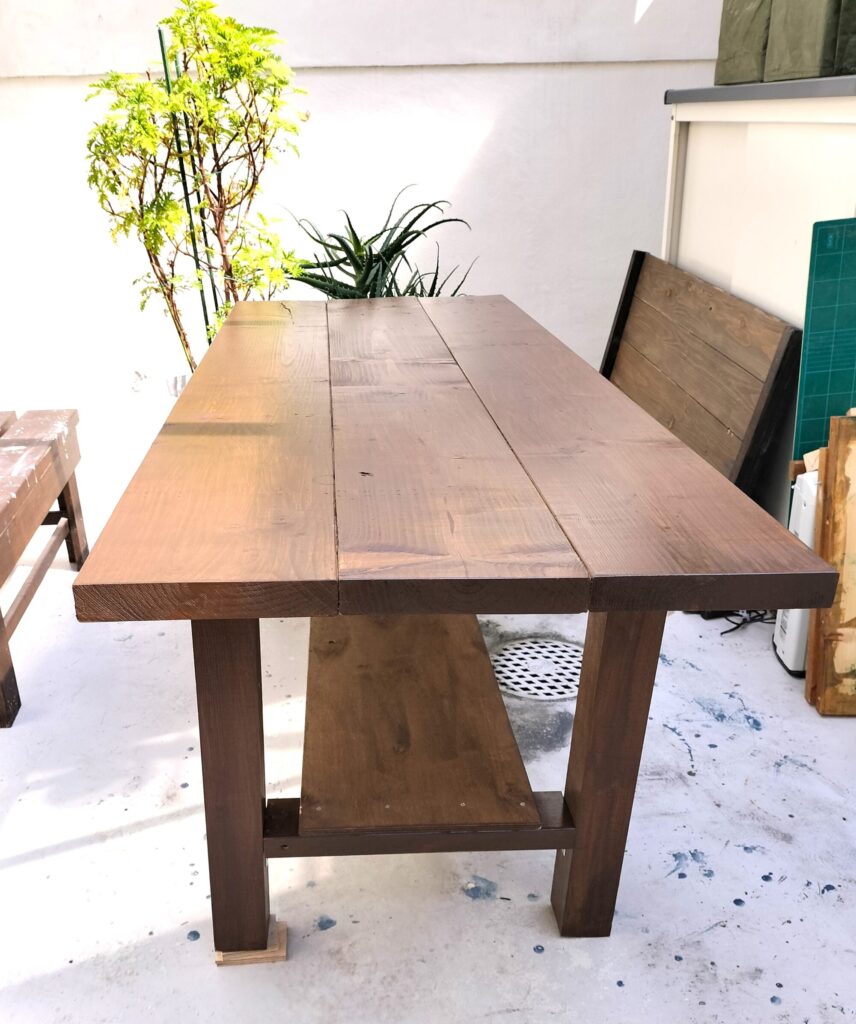 裏庭の机に変身